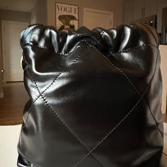 Shiny Calfskin Quilted Pearl CC Chain Mini Chanel 22 Black - Picture 6 of 6